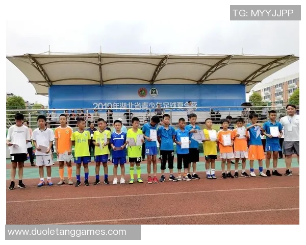 昔日绿茵英雄重聚一堂共叙足球岁月与友情情怀